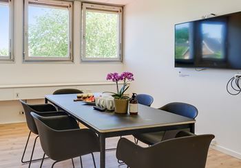 Kontorfællesskab centralt beliggende i Holte