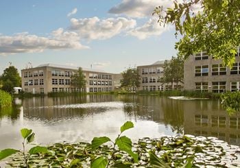 Kontor med kantine og parkeringspladser ved døren