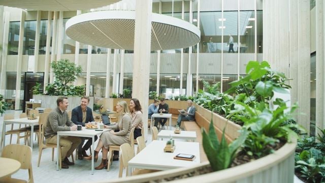 Moderne kontorejendom på Ejby Industrivej 41 i Glostrup med åben kantine og atrium
