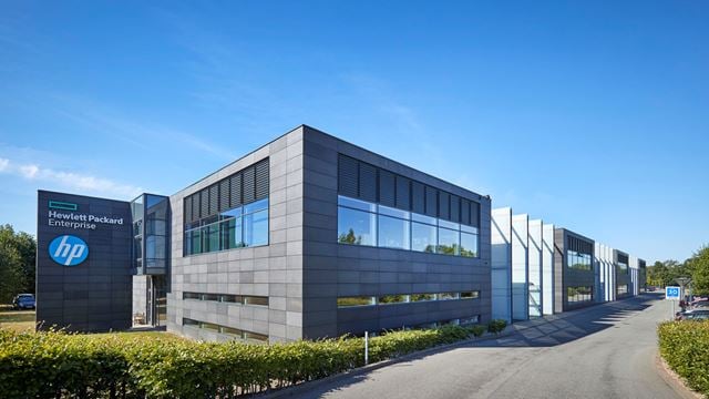 Luftfoto af moderne kontorejendom med glasfacade og parkeringsplads på Engholm Parkvej 8 i Allerød.