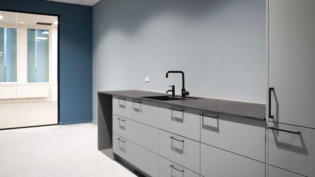 Visualisering af lyst og moderne multibrugerhus med kontorfællesskab på Ejby Industrivej i Glostrup.