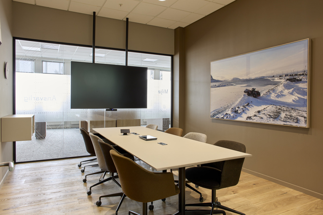 Visualisering af det lyse atrium og fællesområde i multibrugerhuset på Ejby Industrivej i Glostrup.
