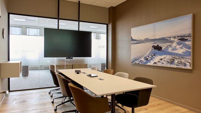 Visualisering af det lyse atrium og fællesområde i multibrugerhuset på Ejby Industrivej i Glostrup.