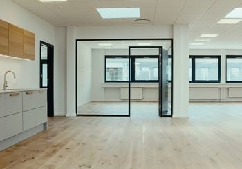 Moderne kontorfællesskab med attraktive faciliteter