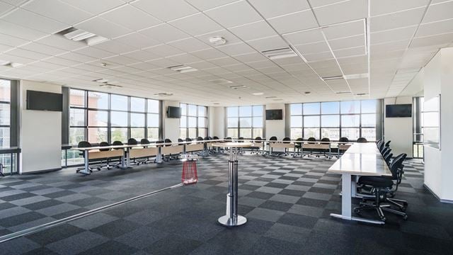 Stort lyst mødelokale med mange siddepladser og store vinduer på Lautruphøj 8-10 i Ballerup.