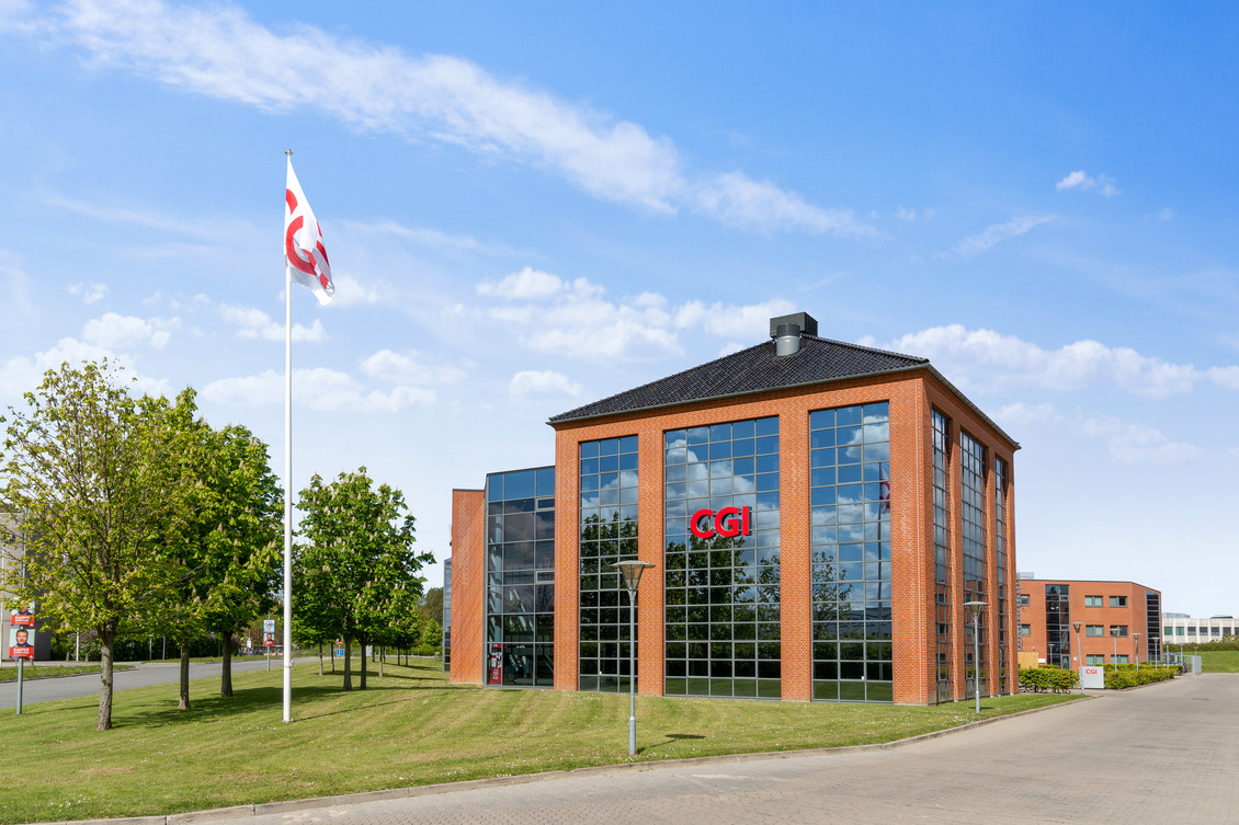 Moderne erhvervsejendom med murstensfacader og store vinduespartier på Lautruphøj 8-10 i Ballerup.