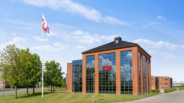 Moderne erhvervsejendom med murstensfacader og store vinduespartier på Lautruphøj 8-10 i Ballerup.