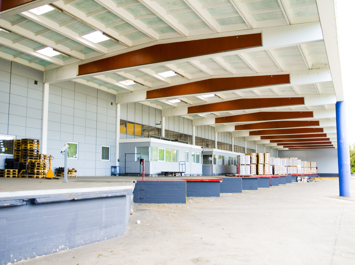 Erhvervsejendom til logistik og produktion på Abildager 8-14 i Brøndby med kontor og lager.