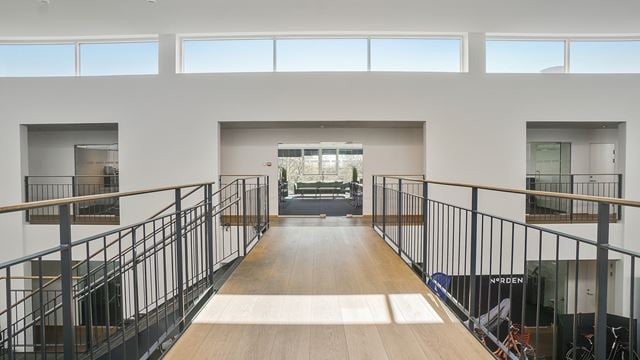 Hovedindgang til den moderne multibrugerejendom på Industriparken 21A i Ballerup.