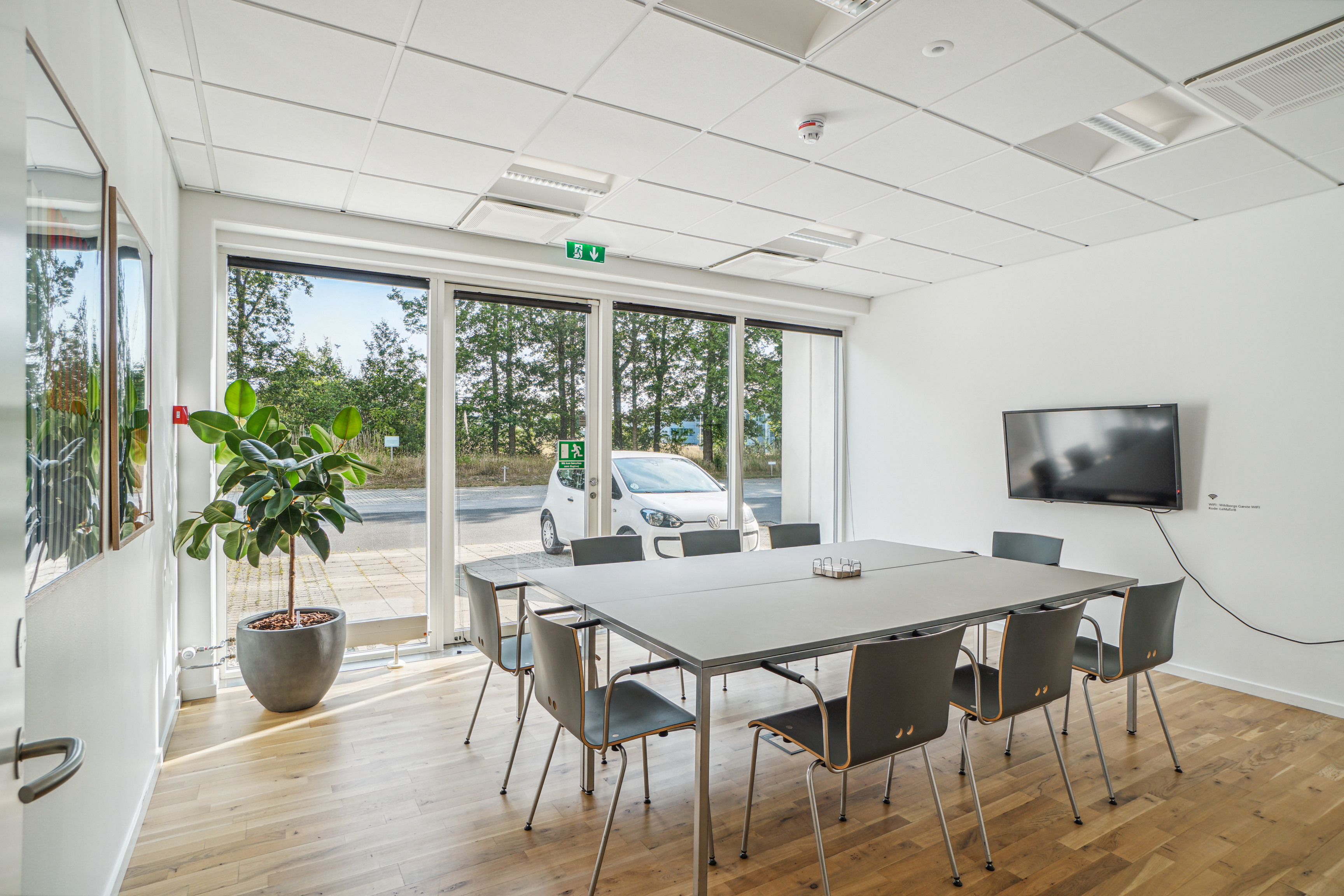 Lyst mødelokale i moderne kontorejendom på Industriparken 21A i Ballerup med store vinduespartier.