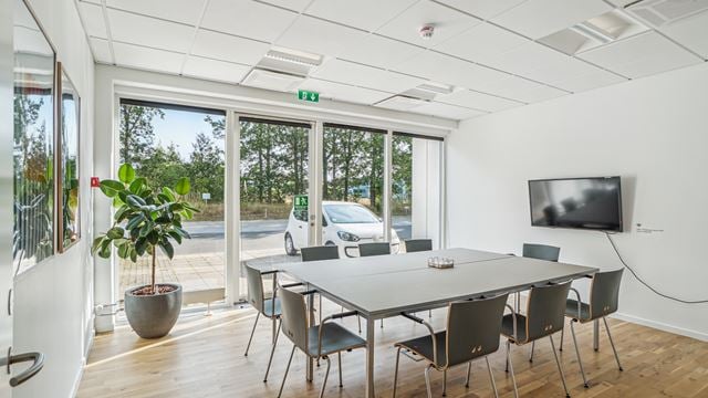 Lyst mødelokale i moderne kontorejendom på Industriparken 21A i Ballerup med store vinduespartier.