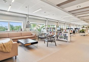 Kontor med international atmosfære på Amager