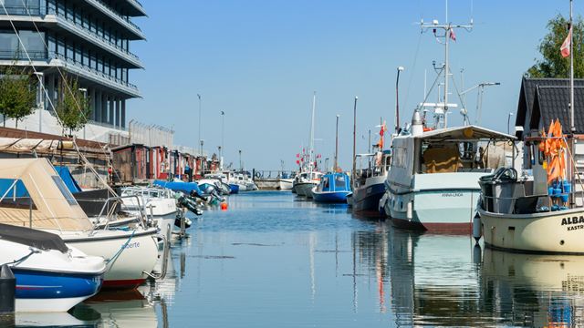 Lyst og moderne kontorlokale med store vinduer og trappe hos Wihlborgs på Amager.