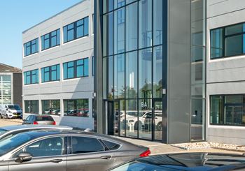 Lyse kontorlejemål med naturligt lysindfald