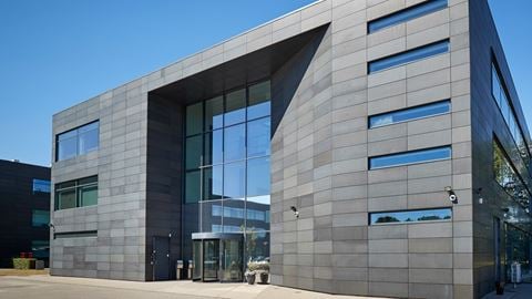 Facade af den moderne erhvervsejendom Industriparken 29 i Ballerup med lyst indgangsparti.