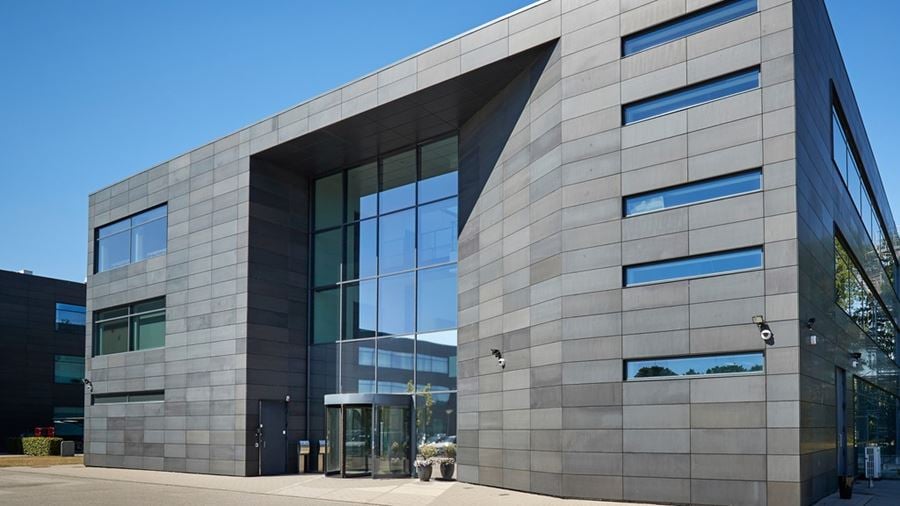 Facade af den moderne erhvervsejendom Industriparken 29 i Ballerup med lyst indgangsparti.