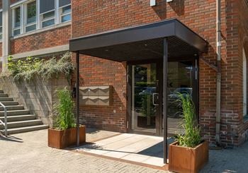 Fleksibelt indrettet kontor med godt naturligt lysin