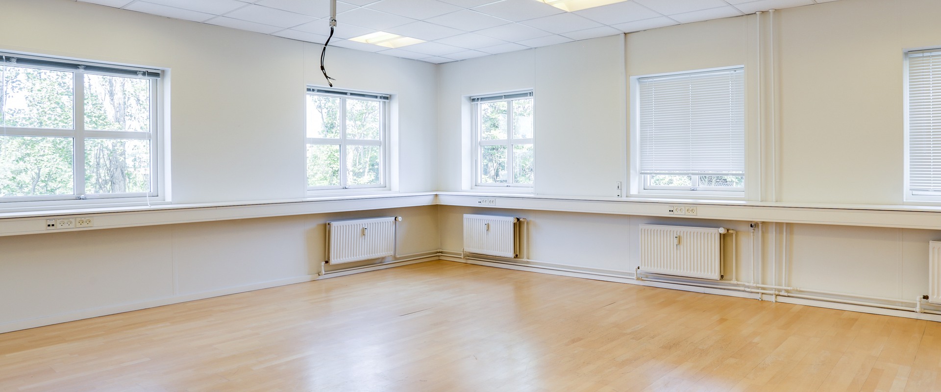 Lyst og åbent kontor i mindre multibrugerhus