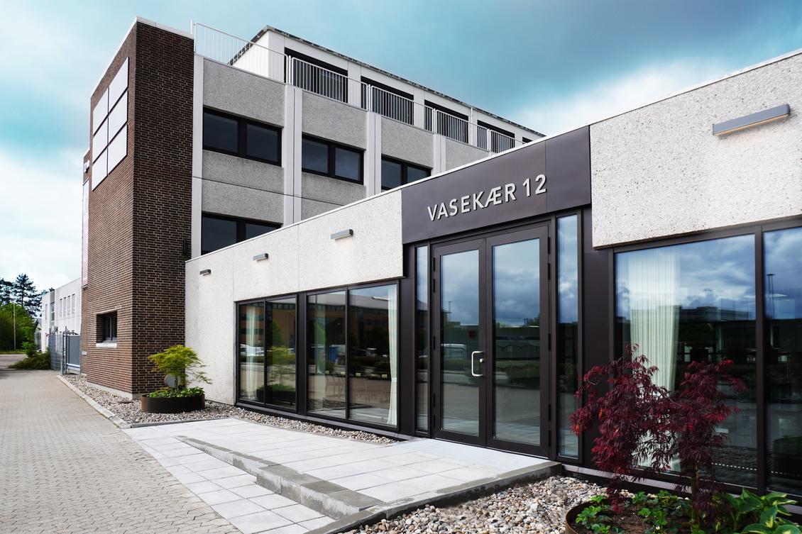 Visualisering af det nye indgangsparti og moderne facade på Vasekær 12 i Herlev.