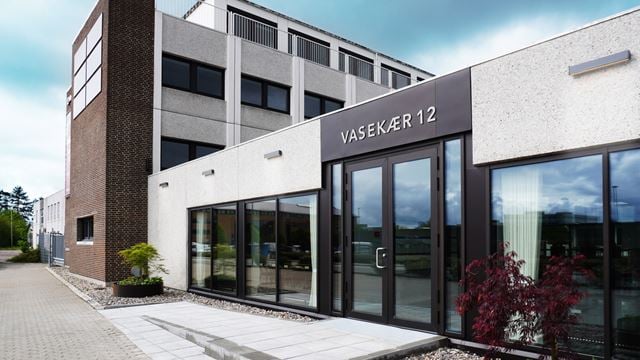 Visualisering af det nye indgangsparti og moderne facade på Vasekær 12 i Herlev.