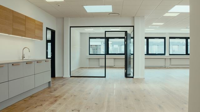 Lyst og moderne kontorfællesskab under ombygning på Vasekær 12 i Herlev med tekøkken og glasvægge.