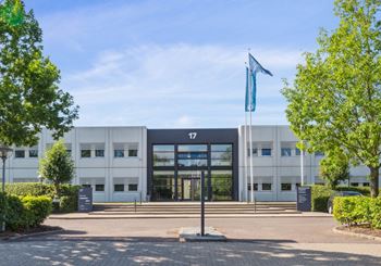 Kontorfællesskab omringet af grønne områder