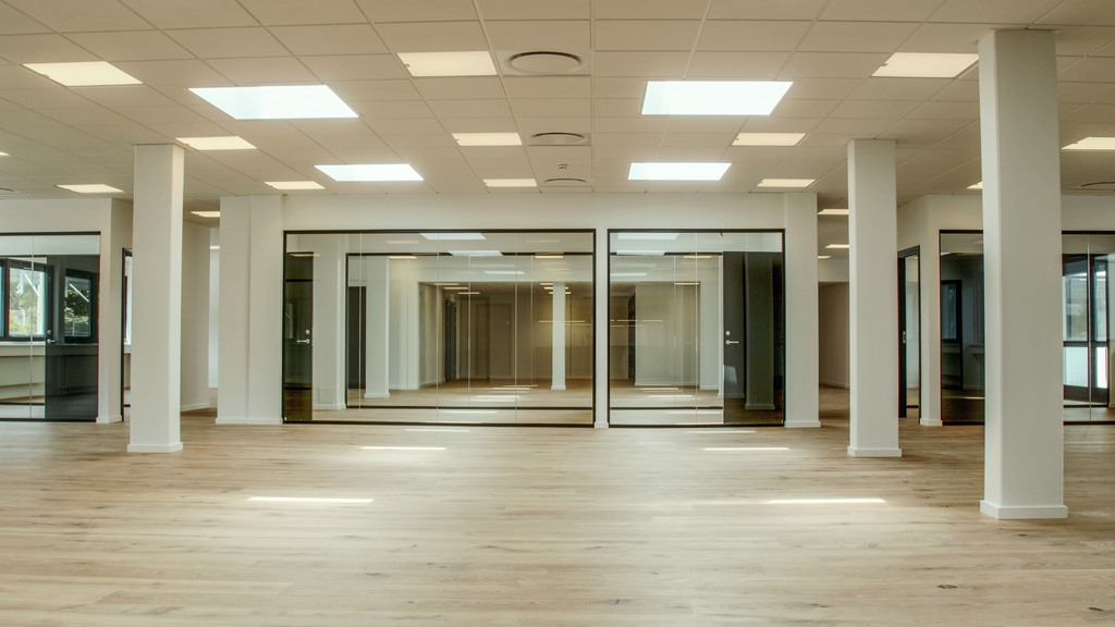 Kontorlejemål med kantine, lounge og gårdhave