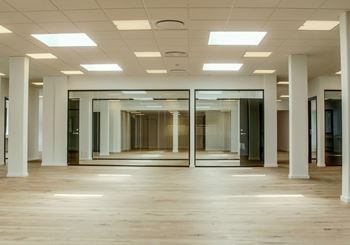 Kontorlejemål med kantine, lounge og gårdhave