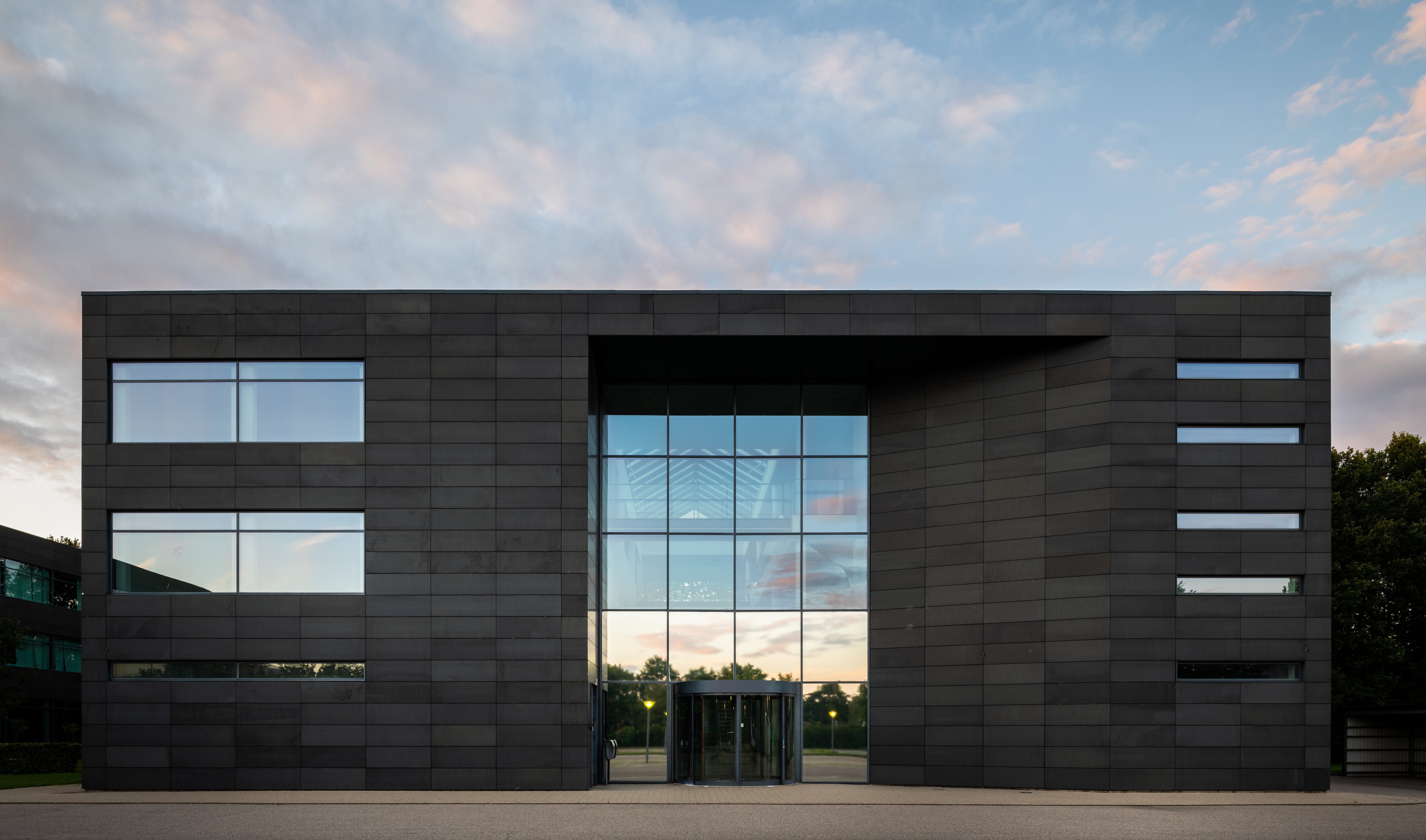 Facade af den moderne erhvervsejendom Industriparken 29 i Ballerup med lyst indgangsparti.