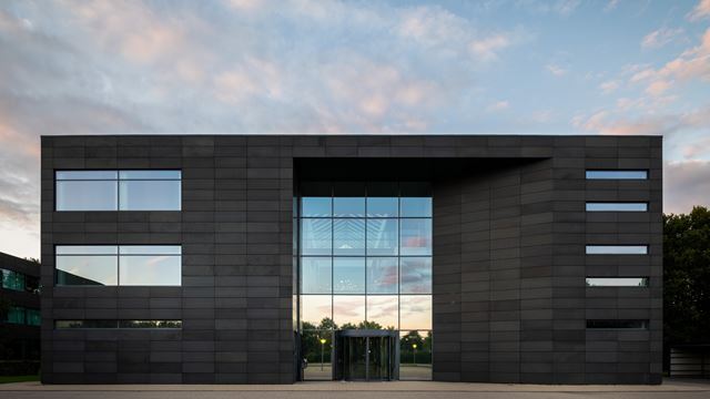 Facade af den moderne erhvervsejendom Industriparken 29 i Ballerup med lyst indgangsparti.