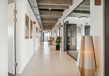 Let lager tæt ved motorvej