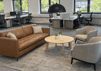 Lyst kontor med fri parkering og ladestandere