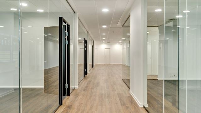 Lyst og moderne kontorlejemål med glasvægge og trægulve på Borupvang 5 i Ballerup.