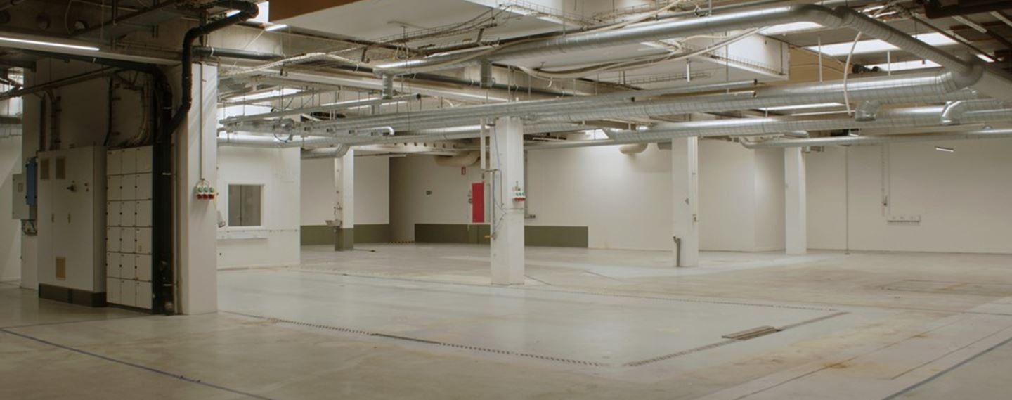 Industrielt lokale til lager eller produktion på Lautrupvang 2 i Ballerup med udsugning og søjler.