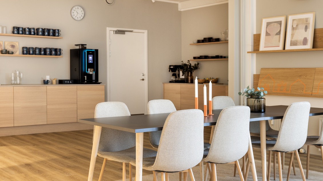 Moderne kantine og fællesområde med spisebord og kaffemaskine på Lautrupvang 2 i Ballerup.