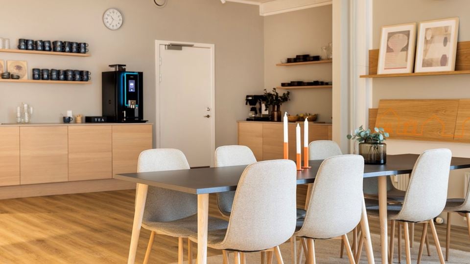 Moderne kantine og fællesområde med spisebord og kaffemaskine på Lautrupvang 2 i Ballerup.