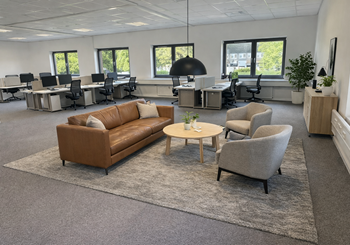 Lyst kontor med fri parkering og ladestandere