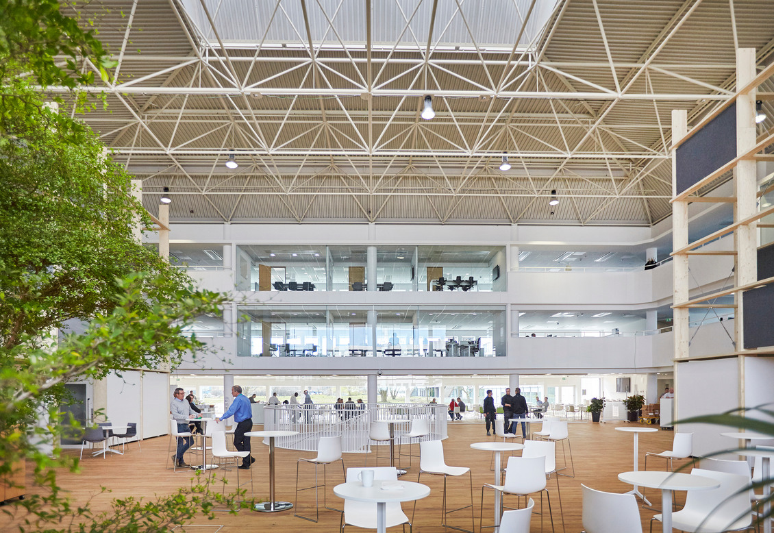 Lyst atrium og moderne kontorlokaler i det energirigtige multibrugerhus på Lautrupvang 1 i Ballerup.