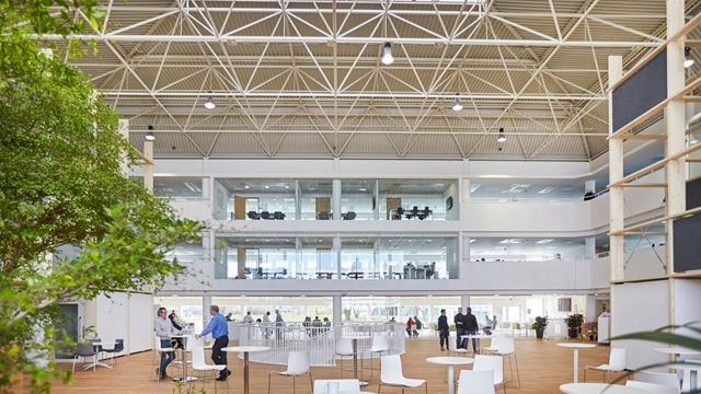 Lyst atrium og moderne kontorlokaler i det energirigtige multibrugerhus på Lautrupvang 1 i Ballerup.