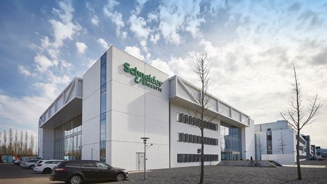 Moderne erhvervsejendom på Lautrupvang 1 i Ballerup med Schneider Electric logo og parkeringspladser.