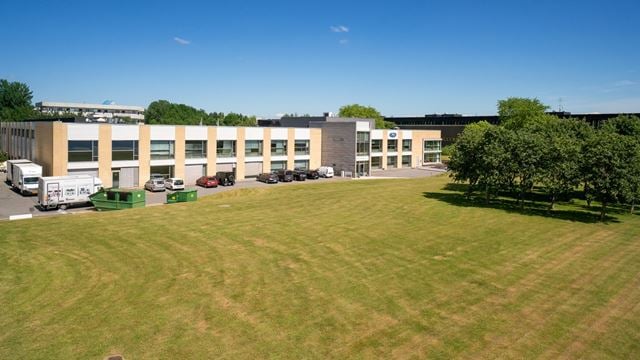 Moderne erhvervsejendom på Borupvang 5 i Ballerup med grønne arealer og gode parkeringsforhold.