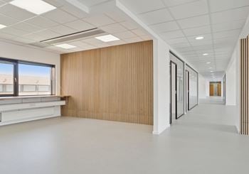 Gode parkeringsmuligheder og nem adgang til motorvej