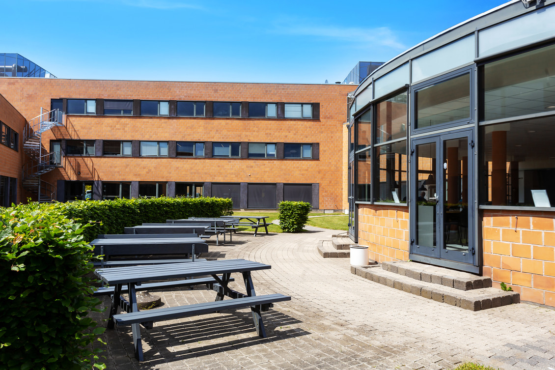 Moderne erhvervsejendom på Lautrupvang 12 i Ballerup med udendørs opholdsarealer og kantinefaciliteter.