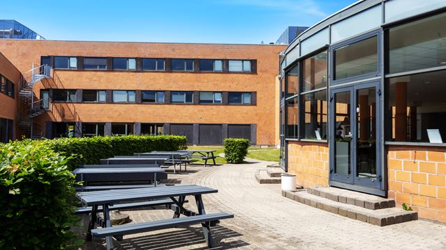 Moderne erhvervsejendom på Lautrupvang 12 i Ballerup med udendørs opholdsarealer og kantinefaciliteter.