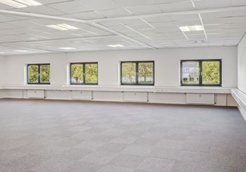 Lyst kontor med fri parkering og ladestandere