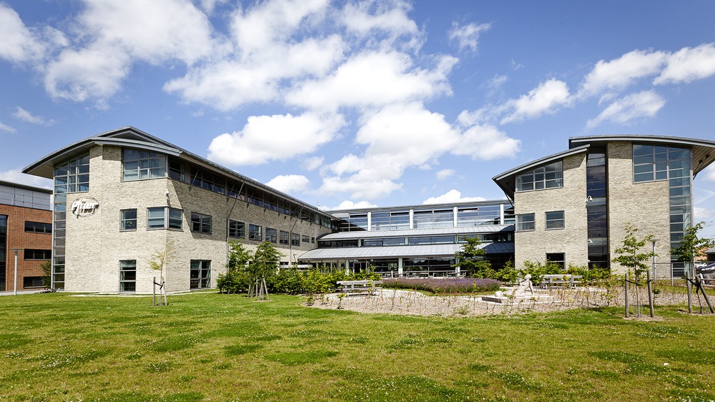 Kontor med bemandet reception og egen tagerrasse