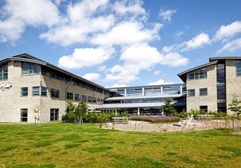 Kontor med bemandet reception og egen tagerrasse