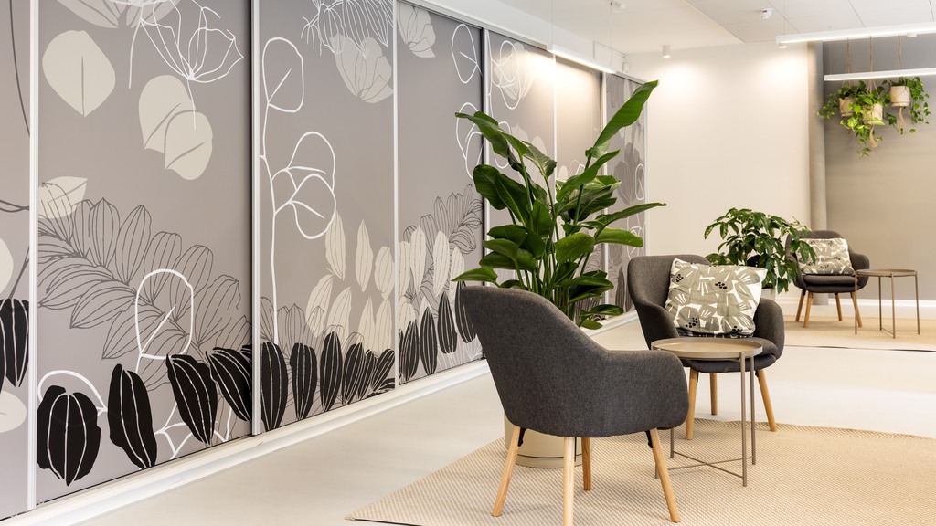 Lyse kontorlokaler med kantine og fitnessfaciliteter