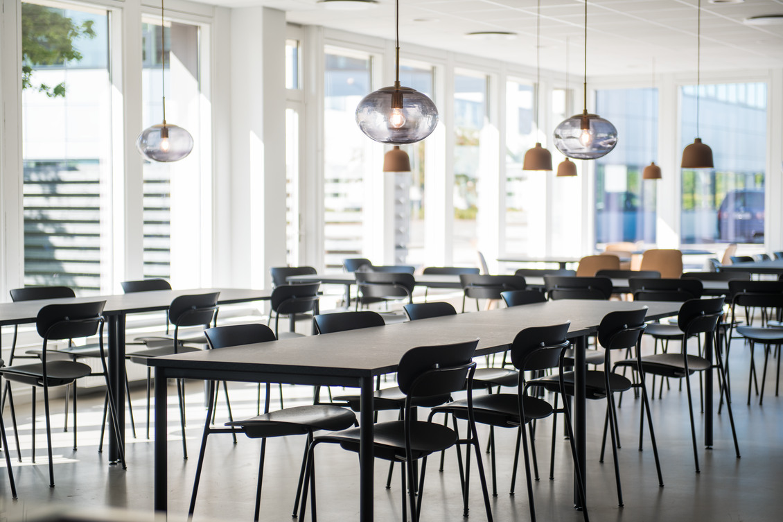 Lyst og moderne kontorlokale med store vinduer og udsigt til grønne områder i Ballerup.