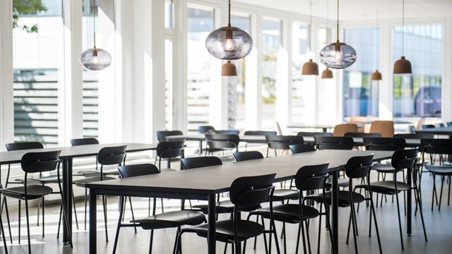 Lyst og moderne kontorlokale med store vinduer og udsigt til grønne områder i Ballerup.